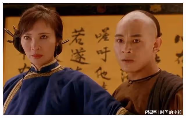 59歲李連杰罕見露面，帶妻女現身寺廟拜佛，目前已定居國外修行