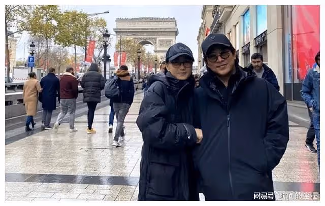 59歲李連杰罕見露面，帶妻女現身寺廟拜佛，目前已定居國外修行