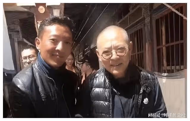 59歲李連杰罕見露面，帶妻女現身寺廟拜佛，目前已定居國外修行