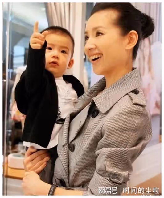 42歲董潔近況曝光！與潘粵明離婚後，她的事業真的完了？
