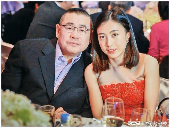 2天5個瓜，曹雲金疑與前妻唐菀復合，李鍾碩、IU戀情被曝光