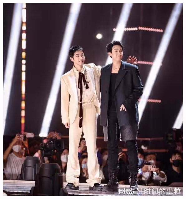 23位明星的跨年：張傑失聲，胡夏被追尾，孫莉曬兒子，邱淑貞出國