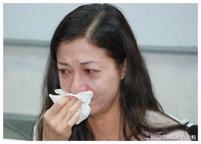 15歲離家出走、19歲官宣出櫃，成龍不敢認的女兒到底多「叛逆」？