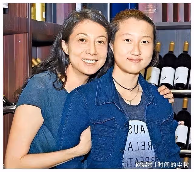 15歲離家出走、19歲官宣出櫃，成龍不敢認的女兒到底多「叛逆」？