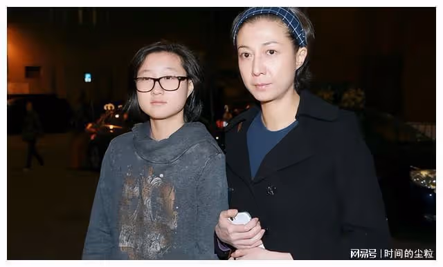 15歲離家出走、19歲官宣出櫃，成龍不敢認的女兒到底多「叛逆」？