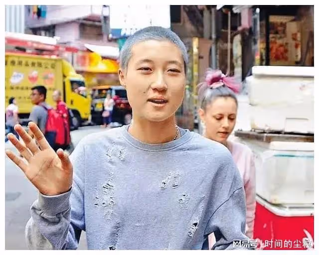 15歲離家出走、19歲官宣出櫃，成龍不敢認的女兒到底多「叛逆」？