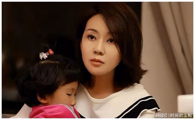 閆妮與鄒偉離婚18年後，她獨自養女至今單身，他再婚生子榮獲幸福