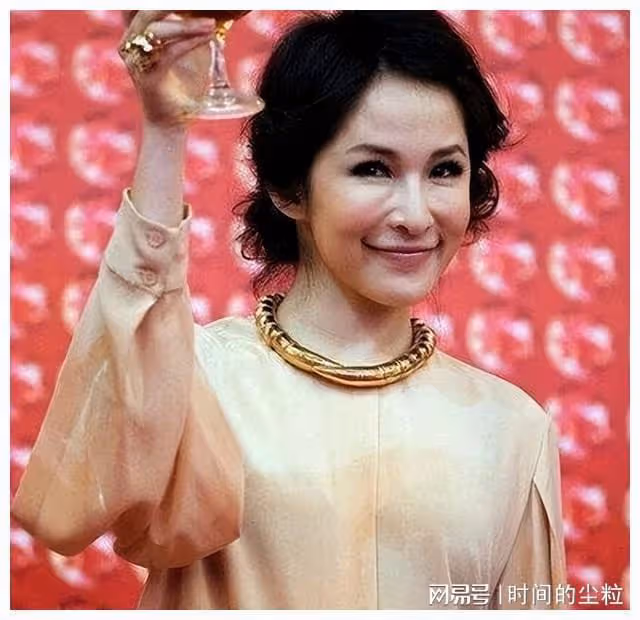 「清純玉女」到「滿臉科技」，這3位整容的女星，一個比一個心酸