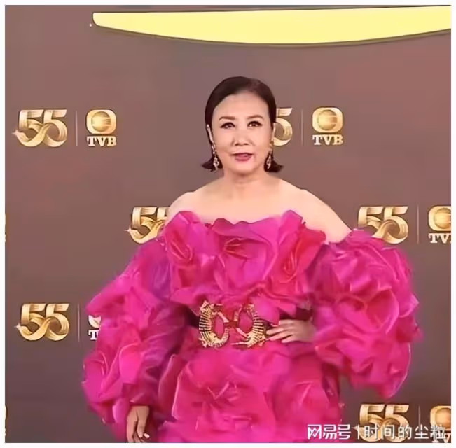 75歲汪明荃穿魚尾裙被公開羞辱：到底礙了誰的眼！