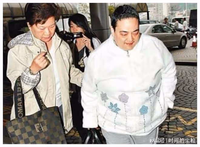 何超雄年輕時原來這麼漂亮，留著金色小卷髮，五官也是十分清秀
