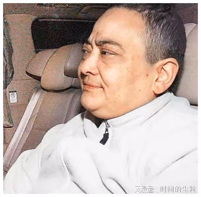 何超雄年輕時原來這麼漂亮，留著金色小卷髮，五官也是十分清秀