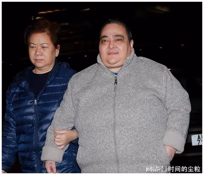 何超雄年輕時原來這麼漂亮，留著金色小卷髮，五官也是十分清秀