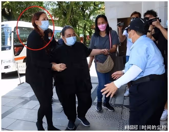 何超雄年輕時原來這麼漂亮，留著金色小卷髮，五官也是十分清秀