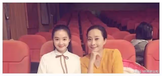 因老公突然離世，春晚舞台的笑星消失了，如今已再婚女兒12歲