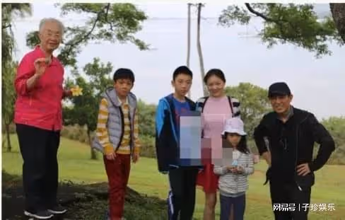 50歲的張藝謀與19歲的嫩模共進晚餐，出乎意料的是，卻惹怒張藝謀