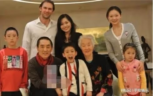 50歲的張藝謀與19歲的嫩模共進晚餐，出乎意料的是，卻惹怒張藝謀