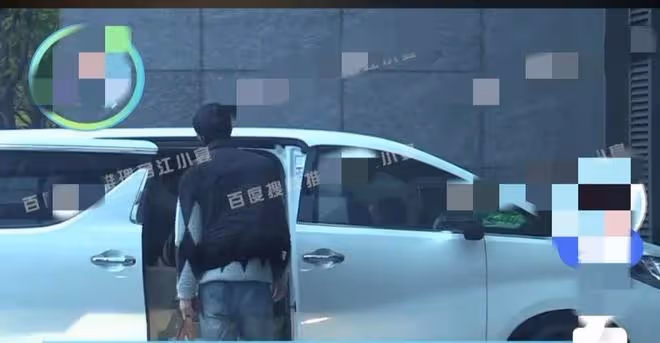 張雨綺和小男友帶女兒回家，豪車接送排場大，兩人關係很穩定