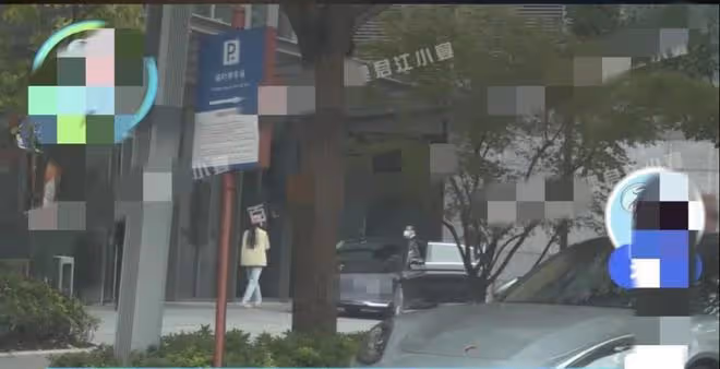 張雨綺和小男友帶女兒回家，豪車接送排場大，兩人關係很穩定