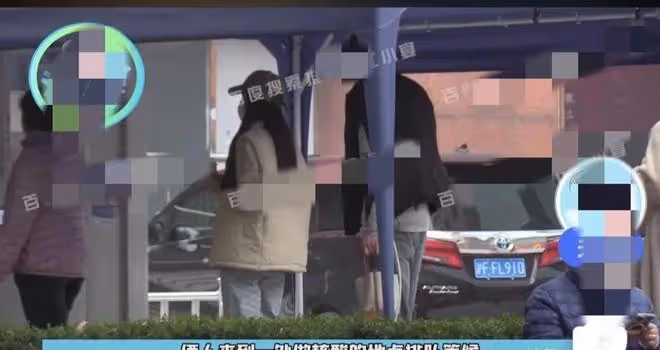 張雨綺和小男友帶女兒回家，豪車接送排場大，兩人關係很穩定