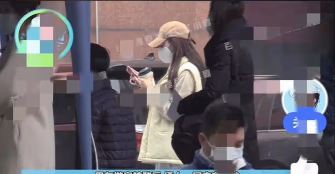 張雨綺和小男友帶女兒回家，豪車接送排場大，兩人關係很穩定