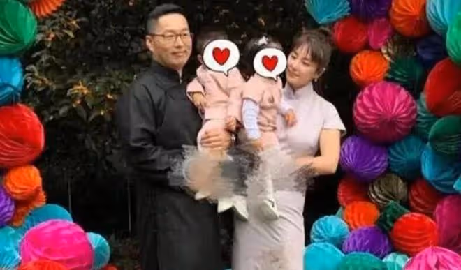 張雨綺和小男友帶女兒回家，豪車接送排場大，兩人關係很穩定