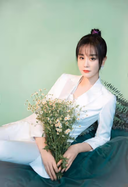 38歲海陸穿深V抹胸裙大秀飽滿身材，氣質優雅，越來越美了