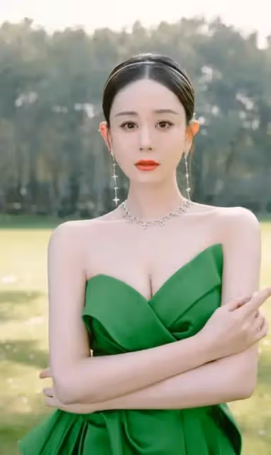 38歲海陸穿深V抹胸裙大秀飽滿身材，氣質優雅，越來越美了