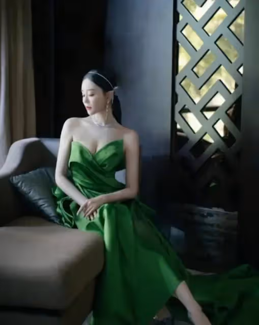 38歲海陸穿深V抹胸裙大秀飽滿身材，氣質優雅，越來越美了
