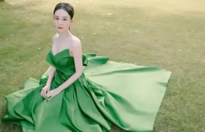 38歲海陸穿深V抹胸裙大秀飽滿身材，氣質優雅，越來越美了
