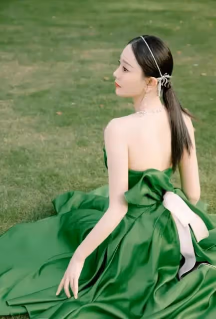 38歲海陸穿深V抹胸裙大秀飽滿身材，氣質優雅，越來越美了