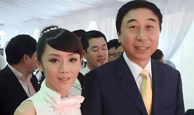 保姆跑到公司門口叫囂：我就是馮鞏的秘密情人，他現在翻臉不認人