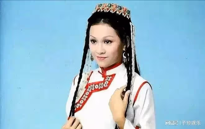 周潤發前妻余安安曬全家照，大女兒是學霸，小女兒身材火辣