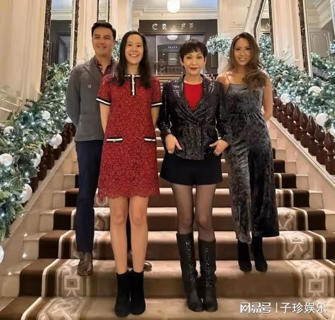 周潤發前妻余安安曬全家照，大女兒是學霸，小女兒身材火辣