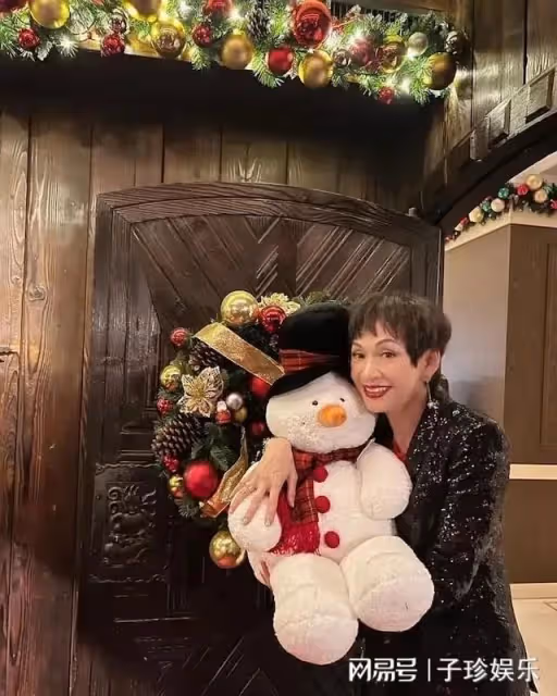 周潤發前妻余安安曬全家照，大女兒是學霸，小女兒身材火辣