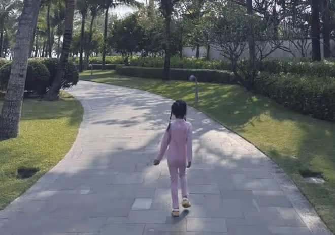 孫怡三亞被偶遇，戴百萬名表，牛仔褲價值過萬，顏值身材皆獲贊