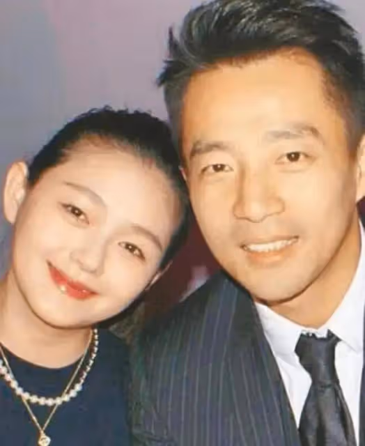 張嘉倪真離婚了？買超被拍到和美女三亞跨年，親密無間徹底不裝了