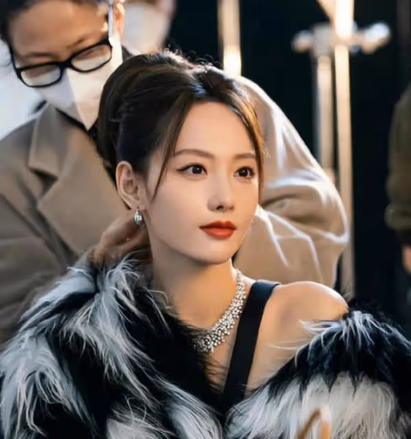 張嘉倪真離婚了？買超被拍到和美女三亞跨年，親密無間徹底不裝了