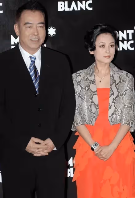 陳凱歌攜妻子現身活動，西裝襯衫依舊飽滿，陳紅老成了倪萍的翻版