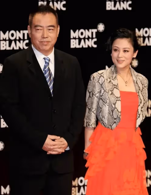 陳凱歌攜妻子現身活動，西裝襯衫依舊飽滿，陳紅老成了倪萍的翻版