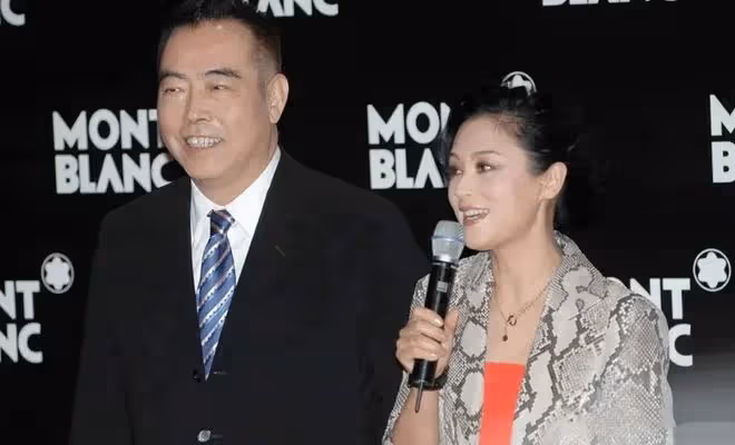 陳凱歌攜妻子現身活動，西裝襯衫依舊飽滿，陳紅老成了倪萍的翻版