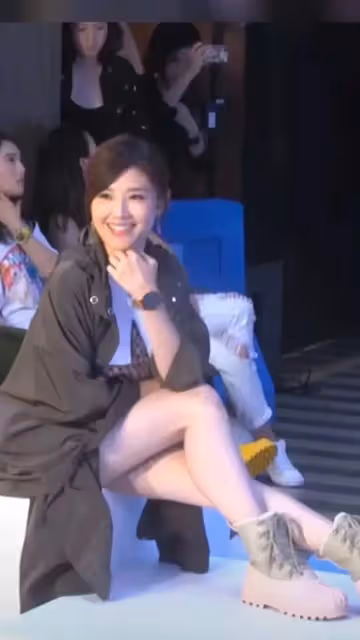 蘇慧倫：52歲的年齡25歲的狀態，穿金黃色長款風衣外套，氣場全開