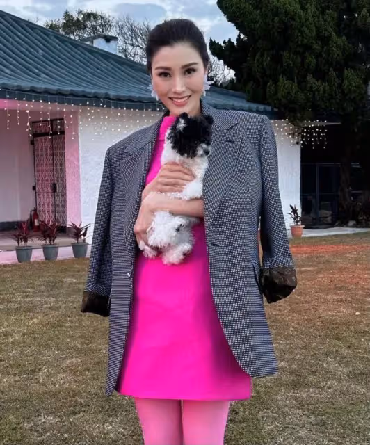 李嘉欣舉辦派對迎接新年，聚會地點是許家大宅，年過半百風采不減