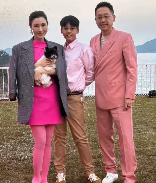 李嘉欣舉辦派對迎接新年，聚會地點是許家大宅，年過半百風采不減