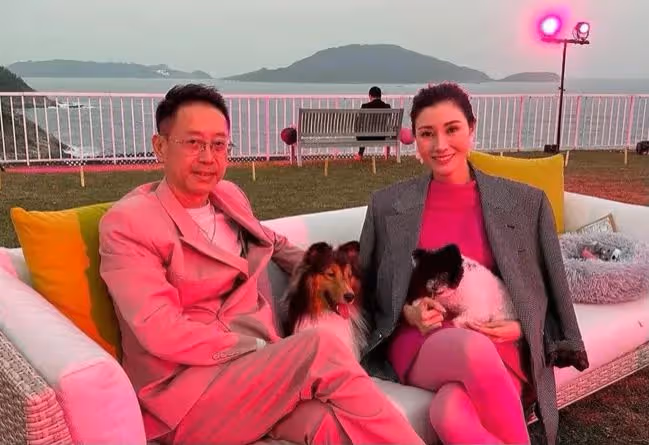 李嘉欣舉辦派對迎接新年，聚會地點是許家大宅，年過半百風采不減