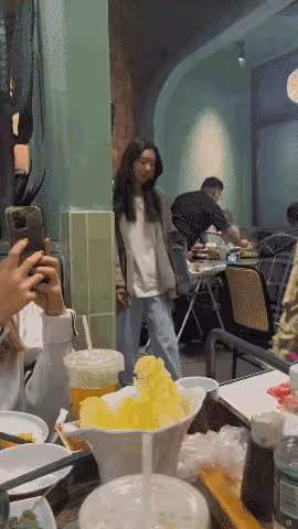 網紅小肉安公開戀情，和王思聰戀愛是真的，兩個人年齡相差十五歲
