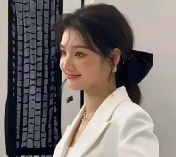 網紅小肉安公開戀情，和王思聰戀愛是真的，兩個人年齡相差十五歲