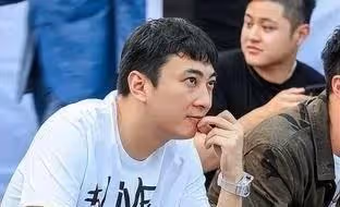 網紅小肉安公開戀情，和王思聰戀愛是真的，兩個人年齡相差十五歲