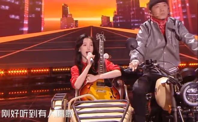 湖南台跨年晚會有三個人暴露了，黃曉明小失誤，嘴型跟歌聲對不上