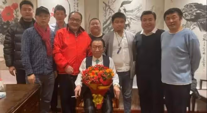 侯耀華過生日現場照片，桌子擺滿昂貴禮物，美女弟子安娜金沒出現