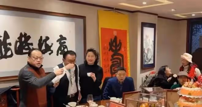 侯耀華過生日現場照片，桌子擺滿昂貴禮物，美女弟子安娜金沒出現